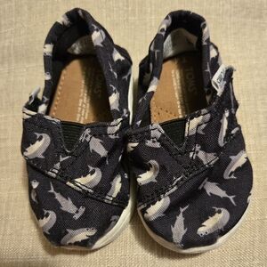 TOMS Kids Navy Blue Shark Pattern Canvas Slip-ons-Size 4C EUC